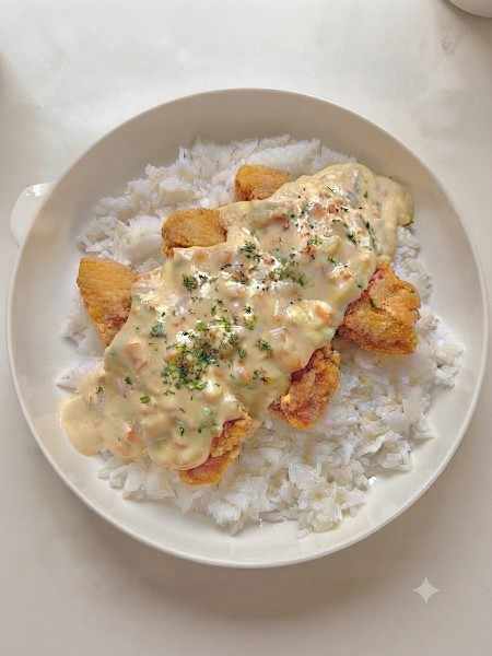 Creamy Chicken Ala King with mixed vegetables at Almers Cafe